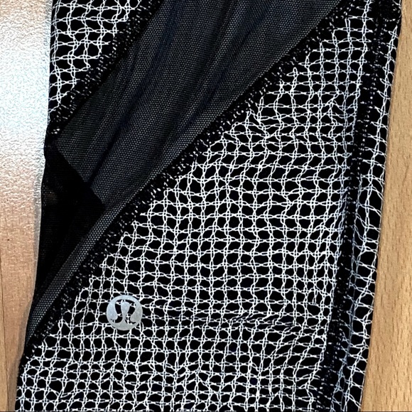 Lululemon Black & White Print 25” Legging Size 4 - Picture 5 of 5